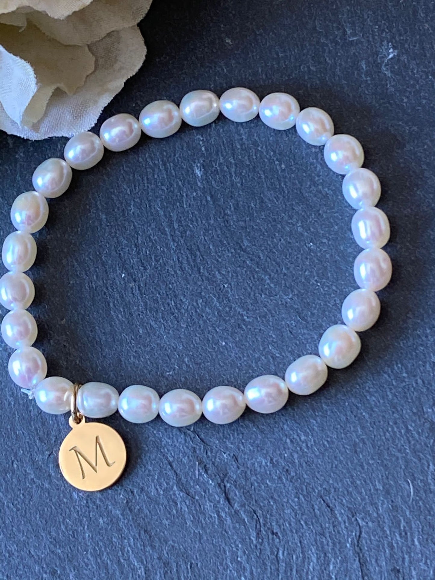 Pulsera de perlas para comunión con medalla de Inicial