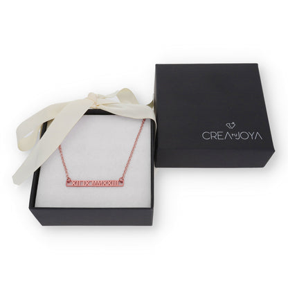 Collar Minerva Fecha Números Romanos en Plata 925 y Baño Oro Rosa 18k