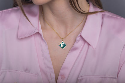 Colgante Olivia en color e Inicial en Plata de ley 925