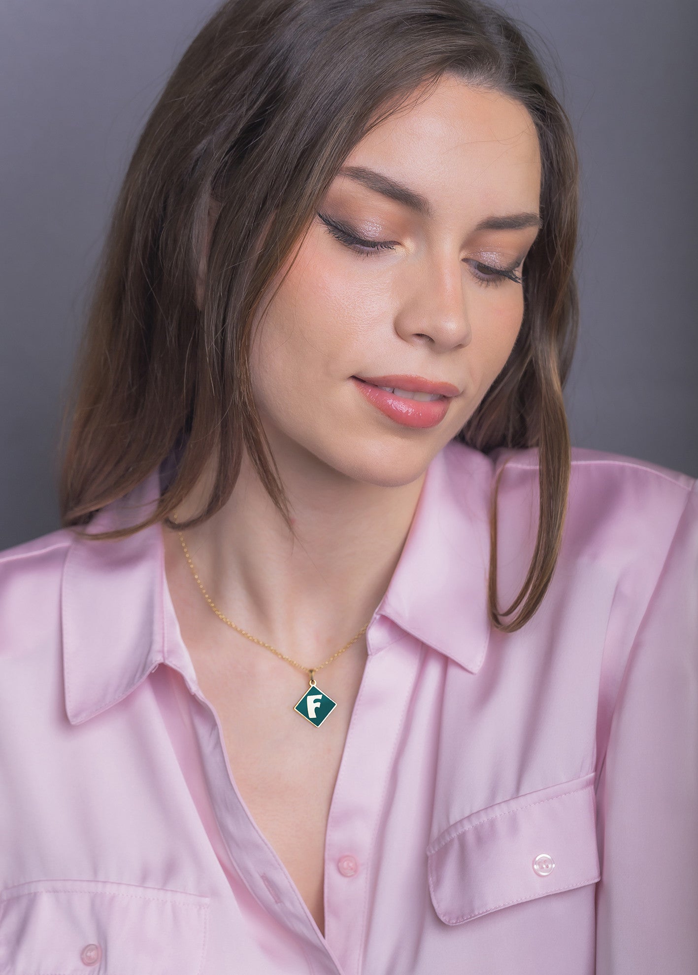 Colgante Olivia en color e Inicial en Plata de ley 925 y Baño Oro 18k
