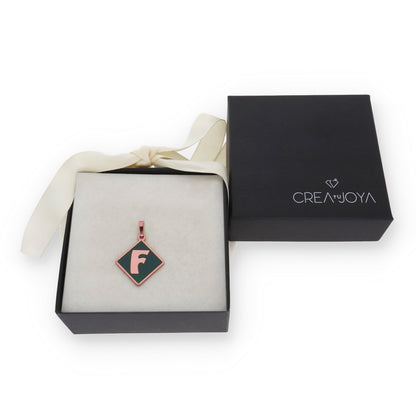 Colgante Olivia en color e Inicial en Plata de ley 925 y Baño Oro 18k