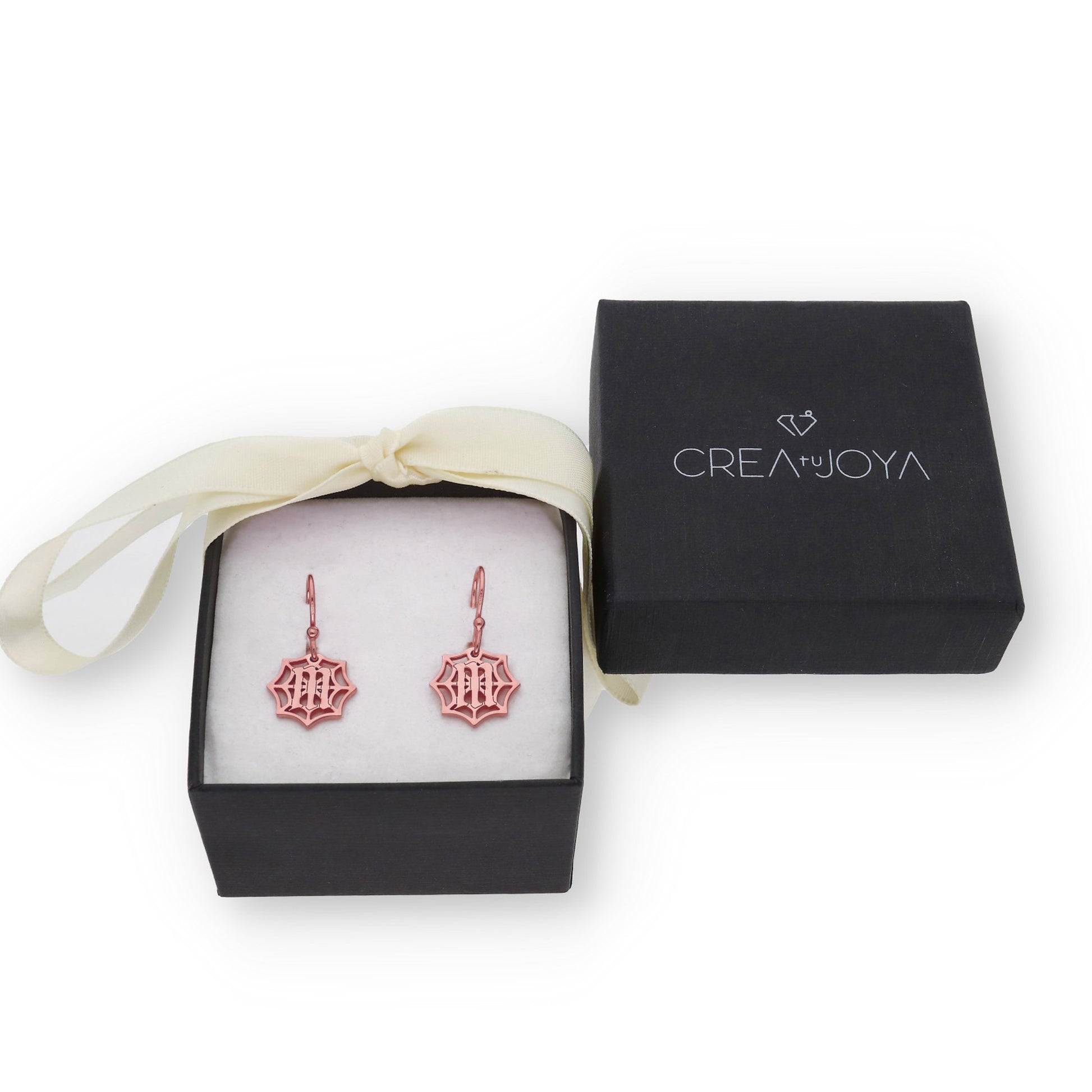 Pendiente Inicial Telaraña en Plata de Ley 925 y baño Oro 18k