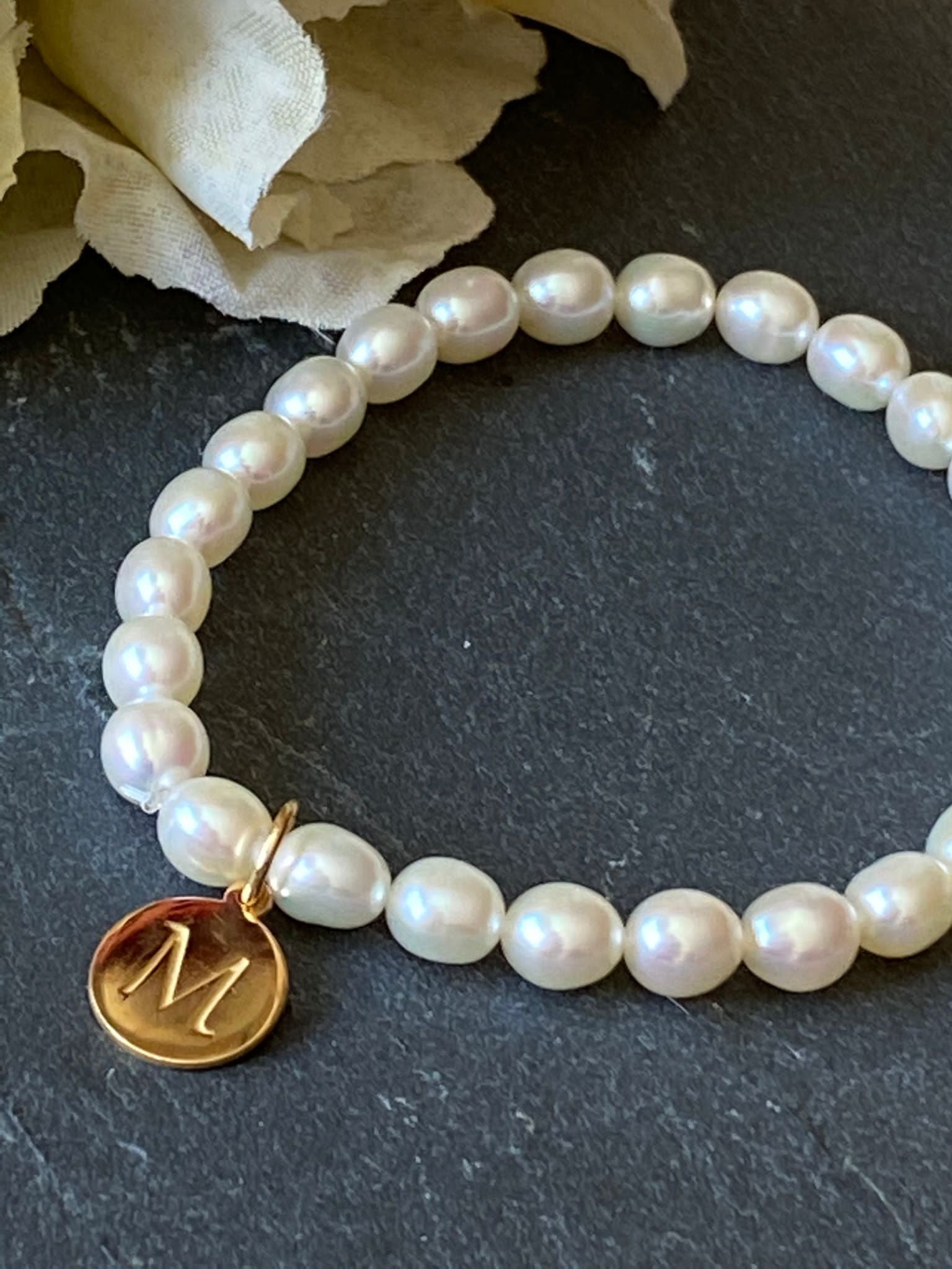 Pulsera de perlas para comunión con medalla de Inicial