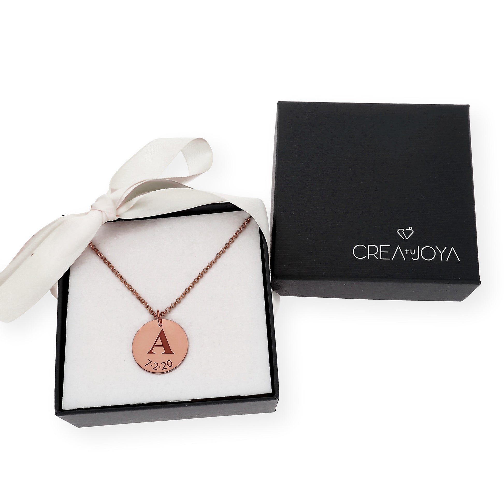 Colgante Dije Inicial con Fecha en Plata 925 con Baño de Oro 18k